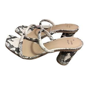 Tacones para dama con decoracion de piel de serpiente marca Cass Heels